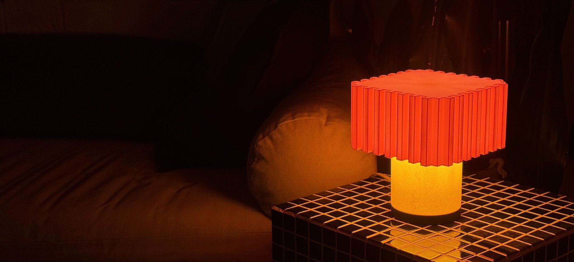 Chroma Leuchte, leuchtet warm im dunklen Raum