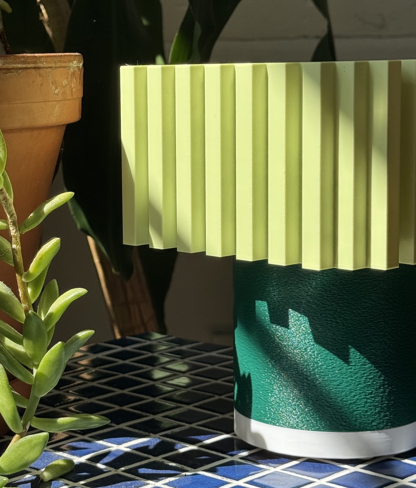 Chroma Leuchte, grüner Schirm, Detailansicht zwischen Pflanzen