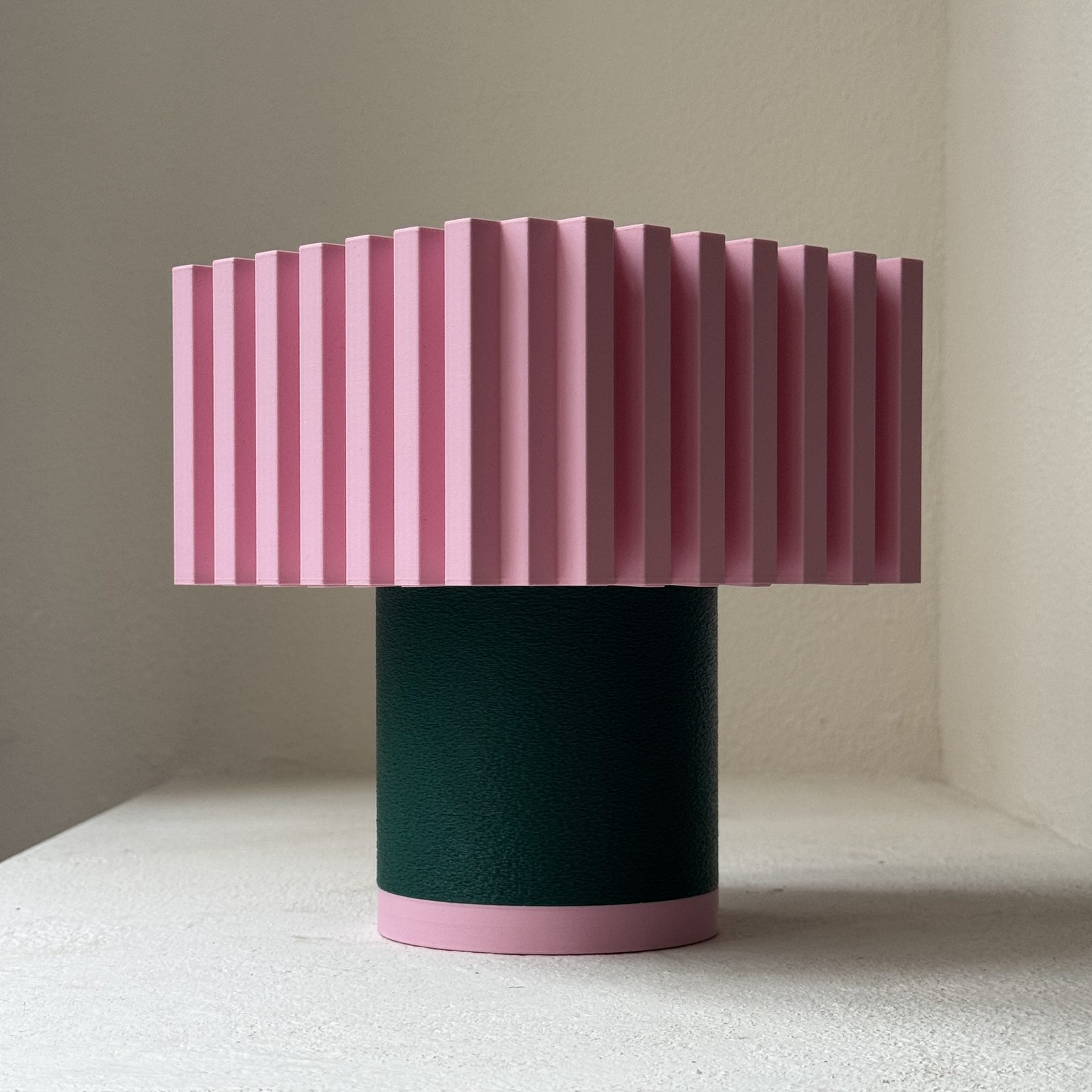 Chroma Leuchte, rosa Schirm und grüner Korpus, bei Tag