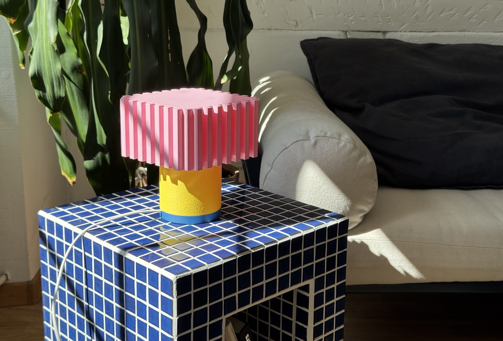 Chroma Playful Leuchte, breite Ansicht bei Tag