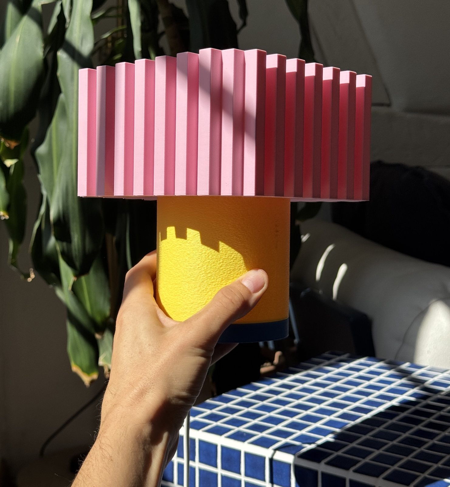 Chroma Playful, in der Hand gehalten, bei Tag