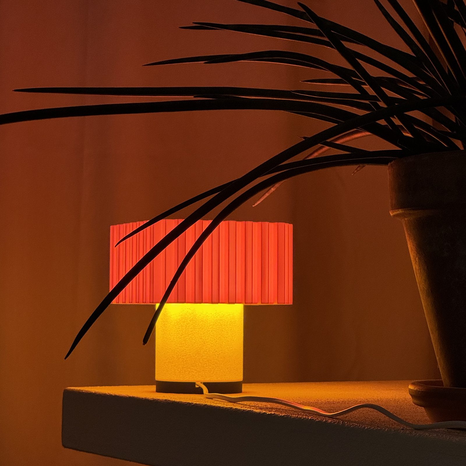 Chroma Playful, leuchtet warm bei Nacht, weitere Ansicht