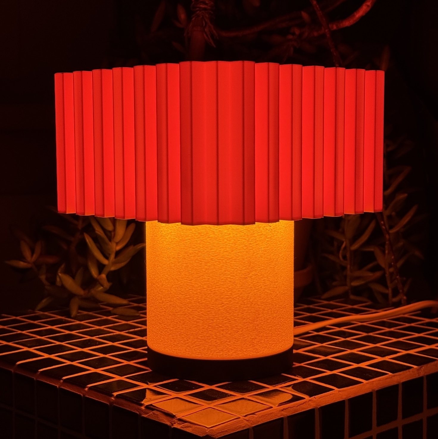 Chroma Playful, leuchtet warm bei Nacht