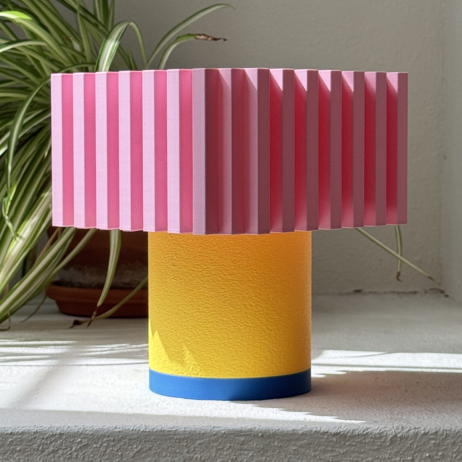 Chroma Playful – rosa Deckel, gelber Korpus, blauer Fuss-Ring