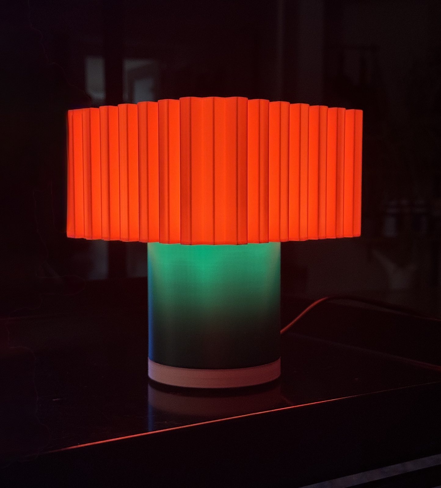 Chroma Leuchte, leuchtet warm bei Nacht