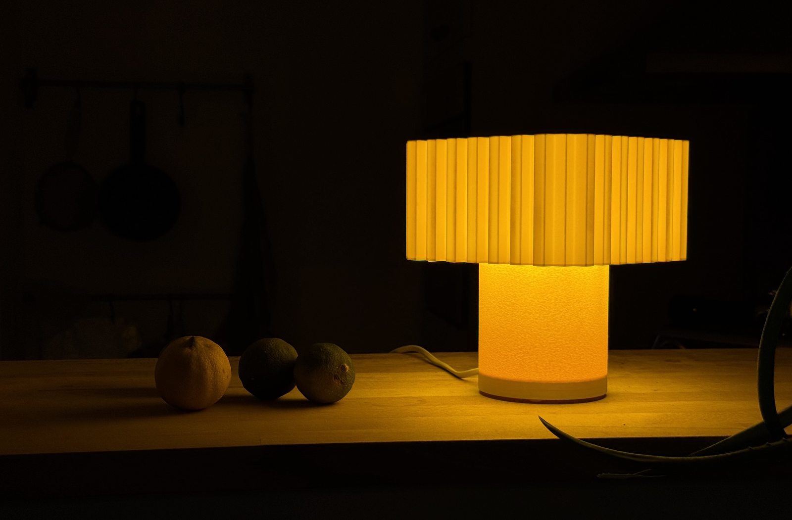Chroma Leuchte mit gelbem Schirm, leuchtet warm im dunklen Raum
