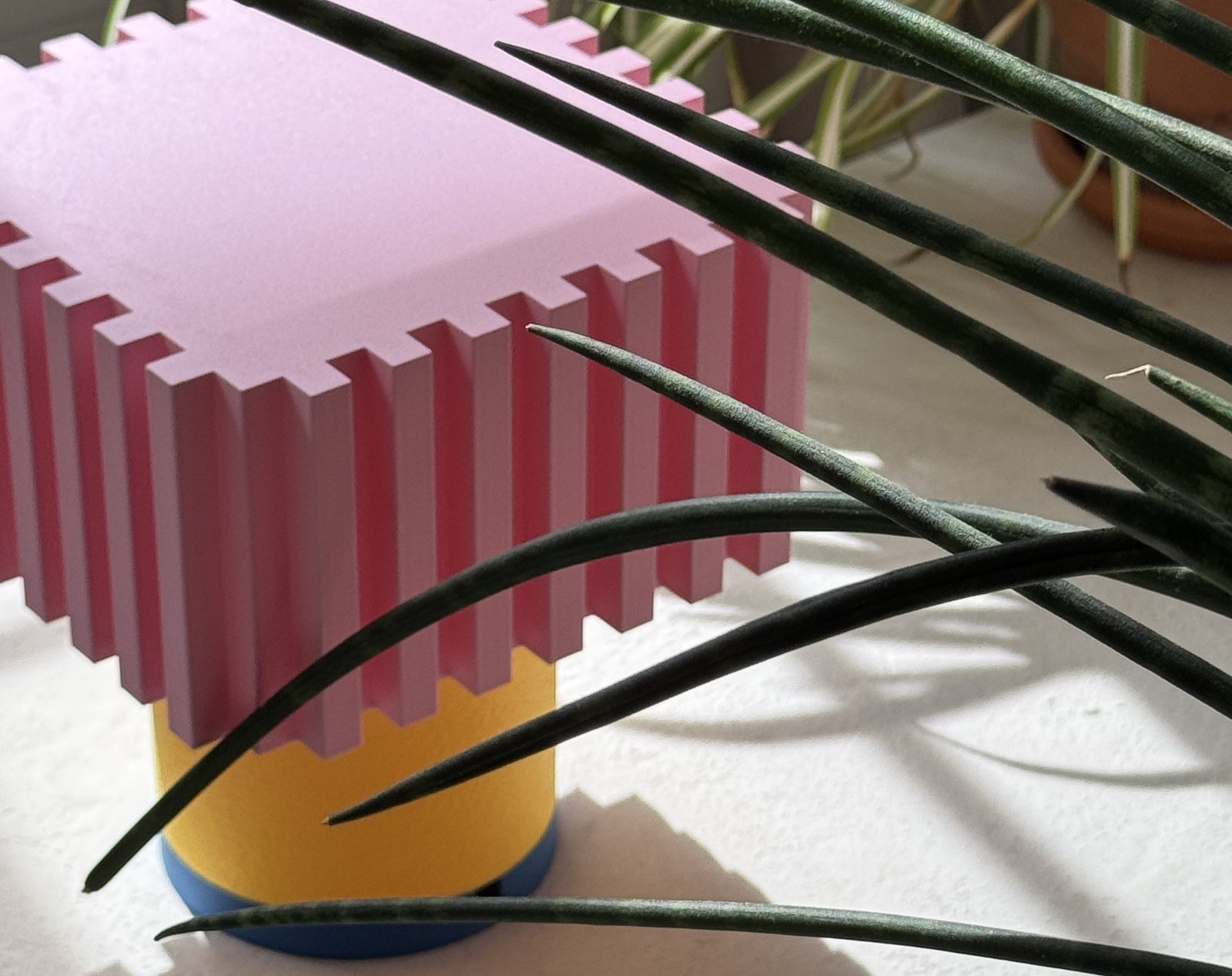 Chroma Playful Leuchte neben einer Pflanze